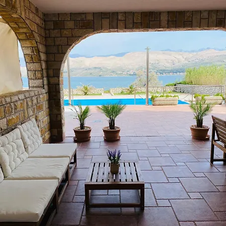 Pool Antonia باغ