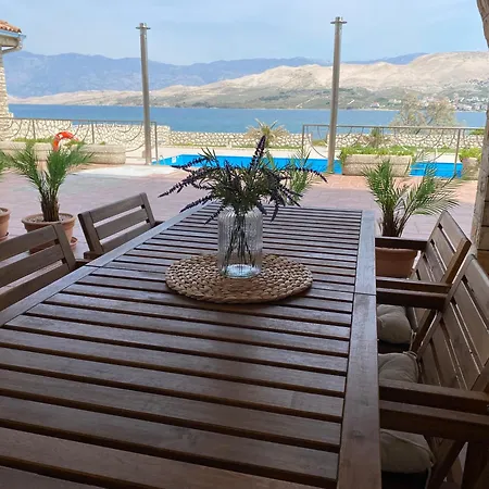 Pool Antonia بيت ضيافة